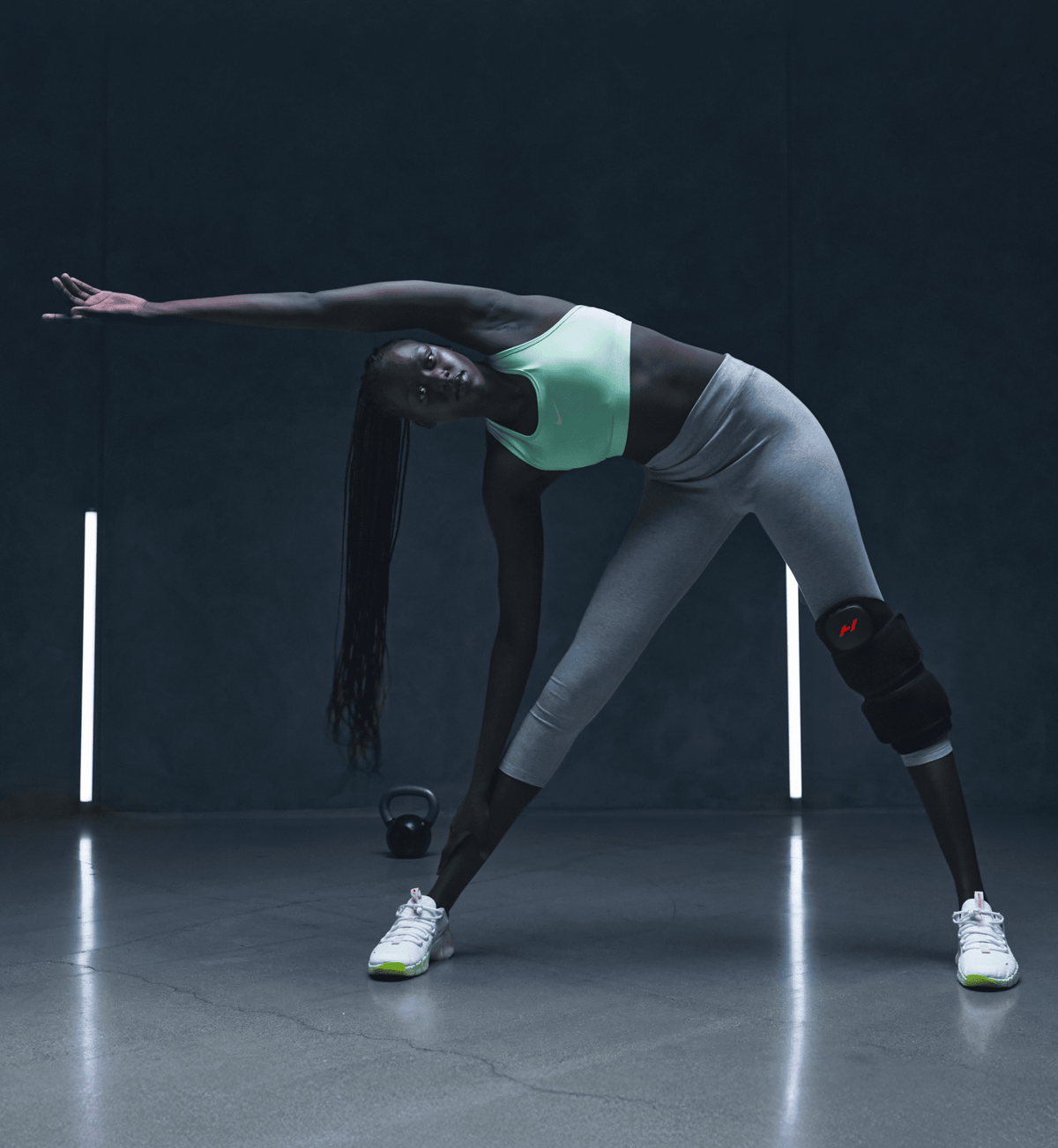 Hyperice Venom 2 Leg black wrap — additional angle