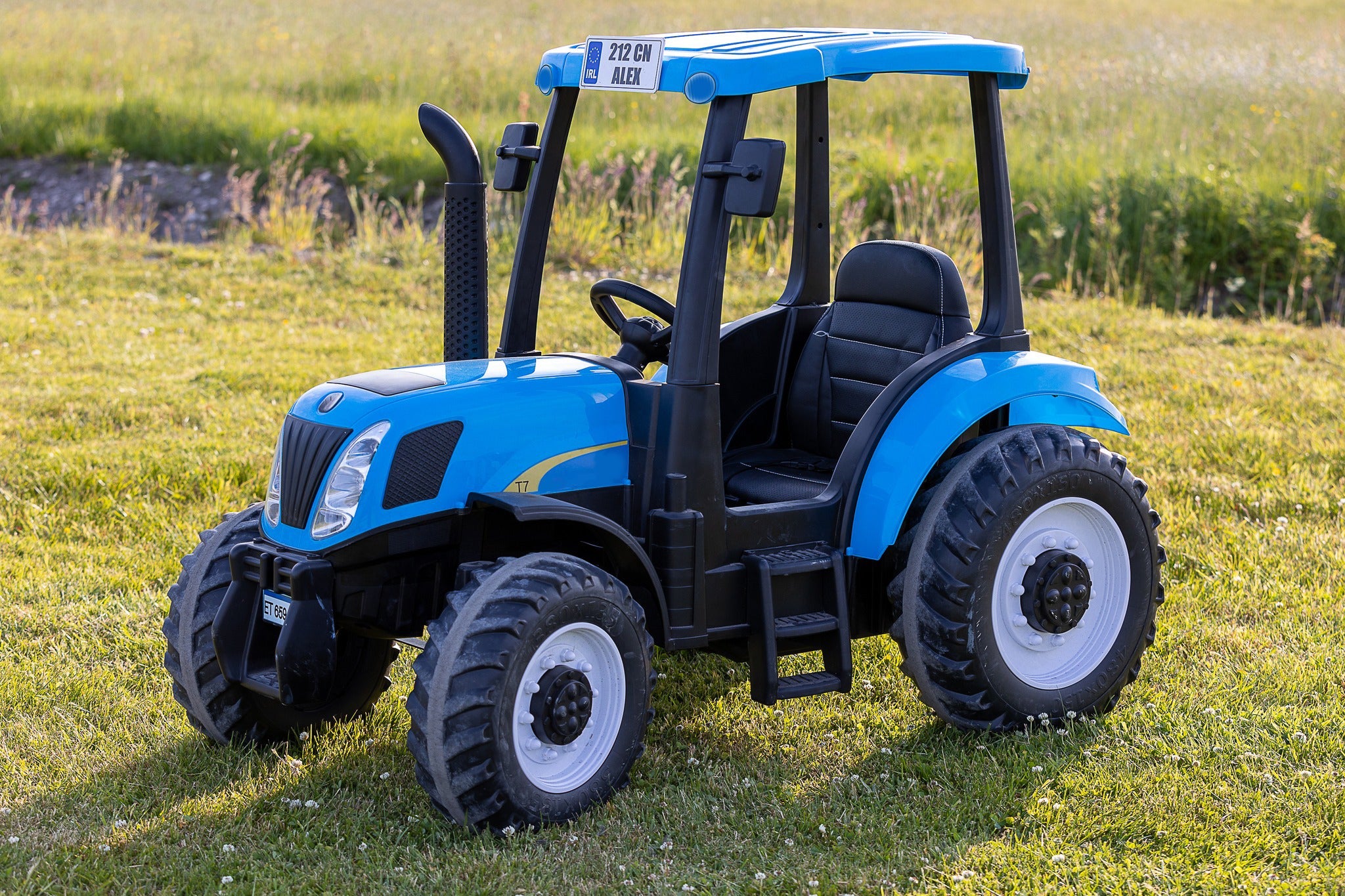 New Holland 24V Electric Blue Tractor with Trailer